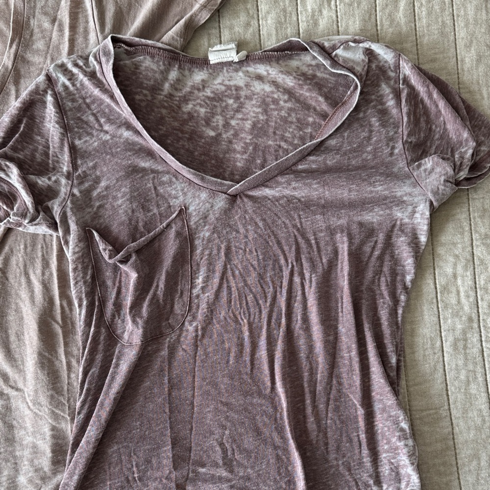 Women’s Washed V-Neck Pocket Tee - white crow - Heather mauve and heathered taup - Picture 2 of 4